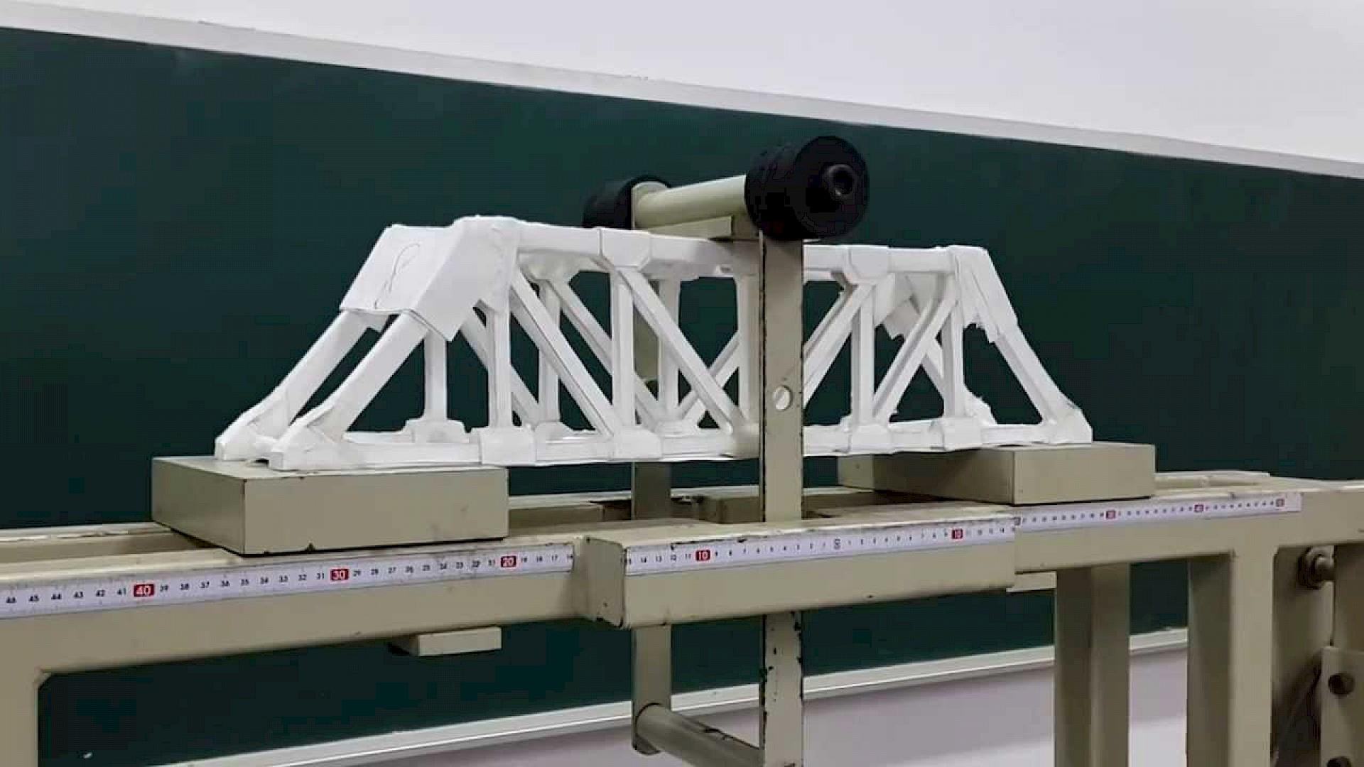 Физики построили мост из листа бумаги. И он выдержал вес 4 кг | GetAClass | Физика в опытах | Дзен
