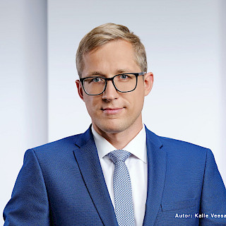 Eesti Rahvusringhäälingu ajakirjanik.