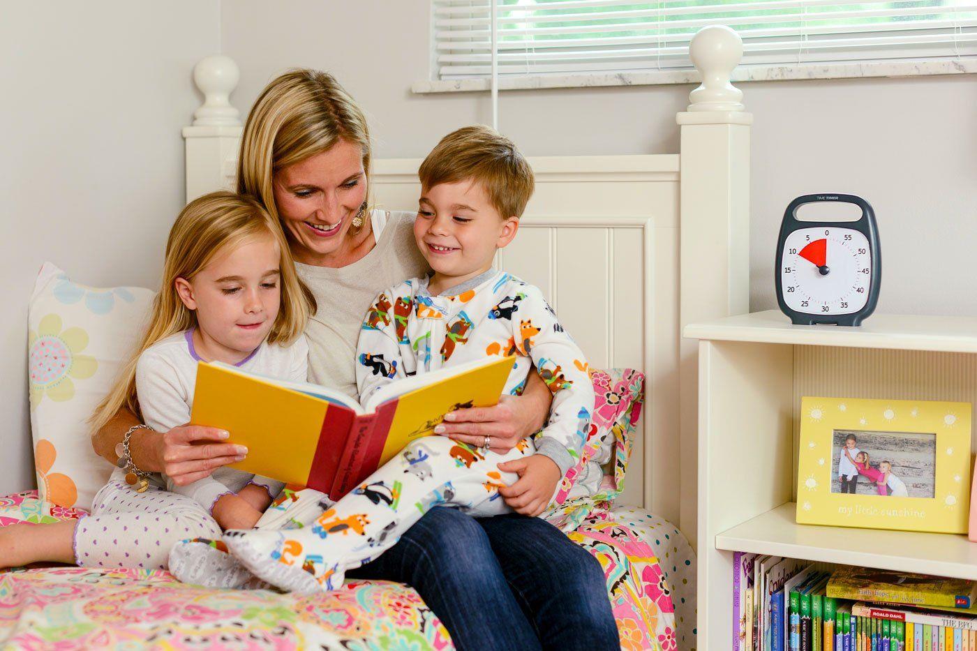 Мама читает ребенку сказки. Мама читает ребенку. 15 Минут с ребенком. Родители читают детям сказки.