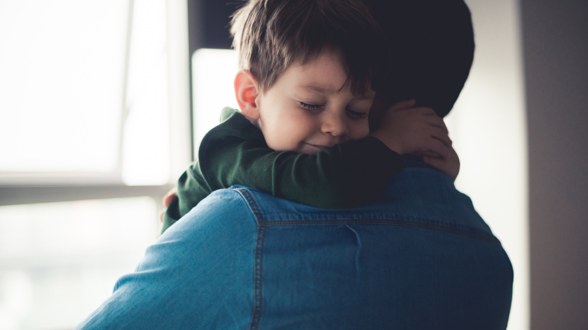 Hug dad. Папа обнимает сына. Мальчик обнимает папу. Ребенок обнимает папу. Отцовские объятия.