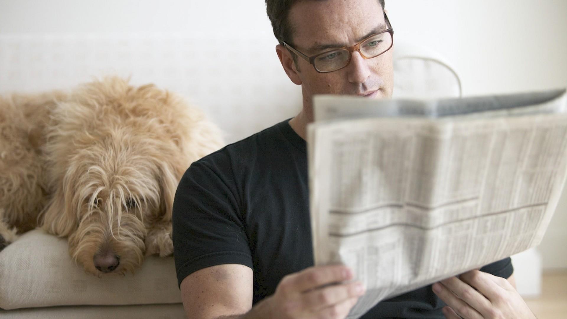 Почему мужчины не читают. Человек с газетой. Мужчина читает газету. Мужчина с газетой. Мужик читает газету.